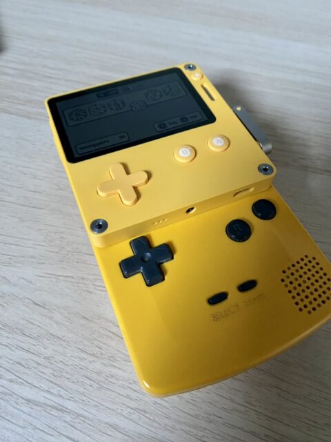 playdate et Game Boy Color jaune